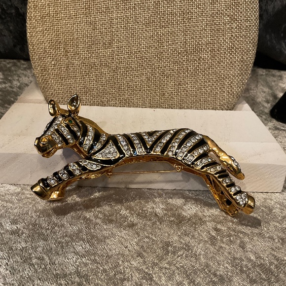 Vintage Africa Inspired Large Zebra Curved Shoulder Pin - Picture 1 of 4